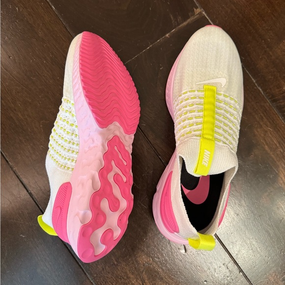 Women’s Nike - Picture 1 of 2